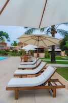 Piscina externa, espreguiçadeiras