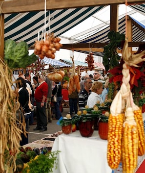 A market stall with corn on the cob and other produce. - Alojamiento Calzada Romana (Belmonte de Miranda)
