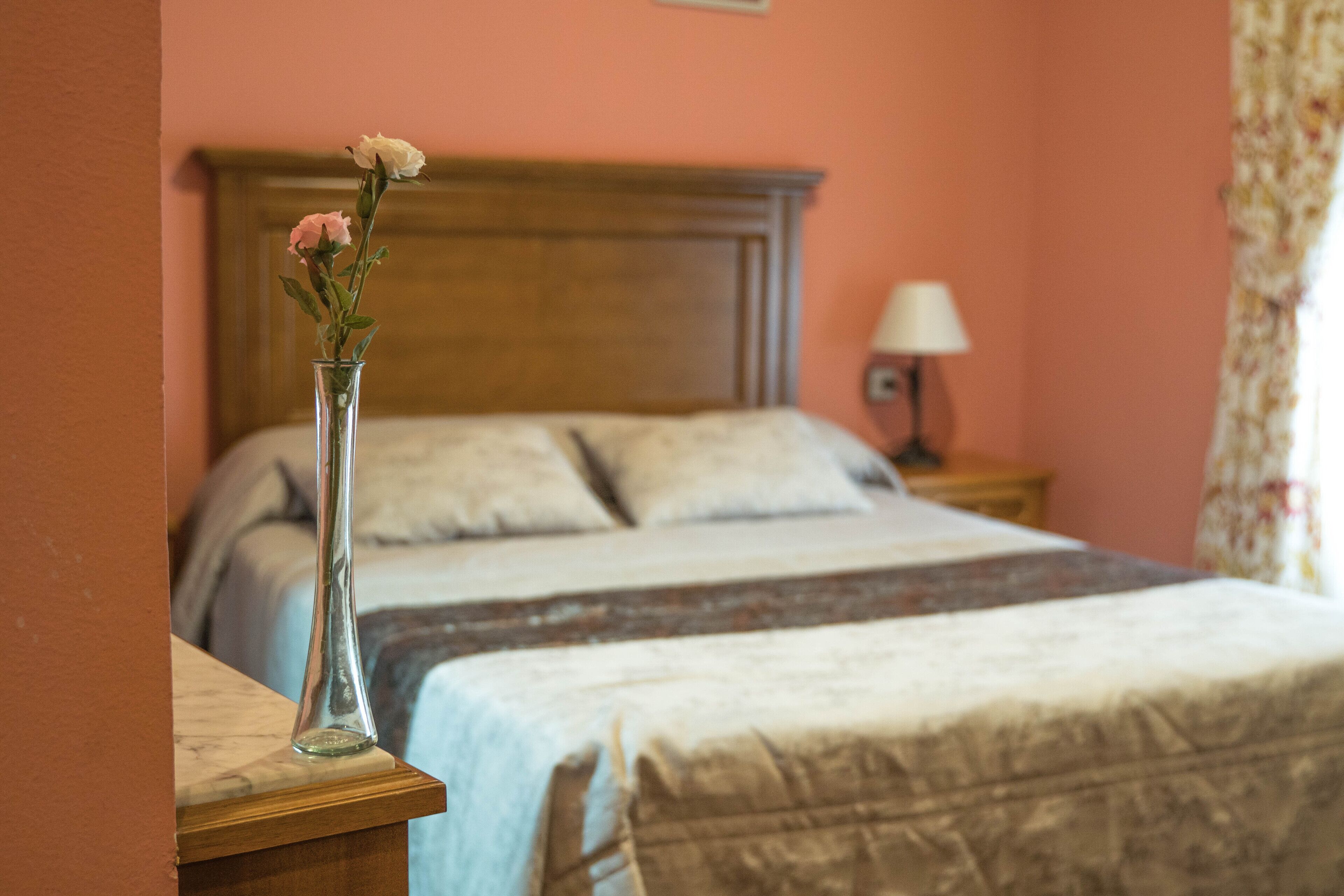 Habitación doble | Caja fuerte, escritorio, cortinas opacas y cunas gratuitas