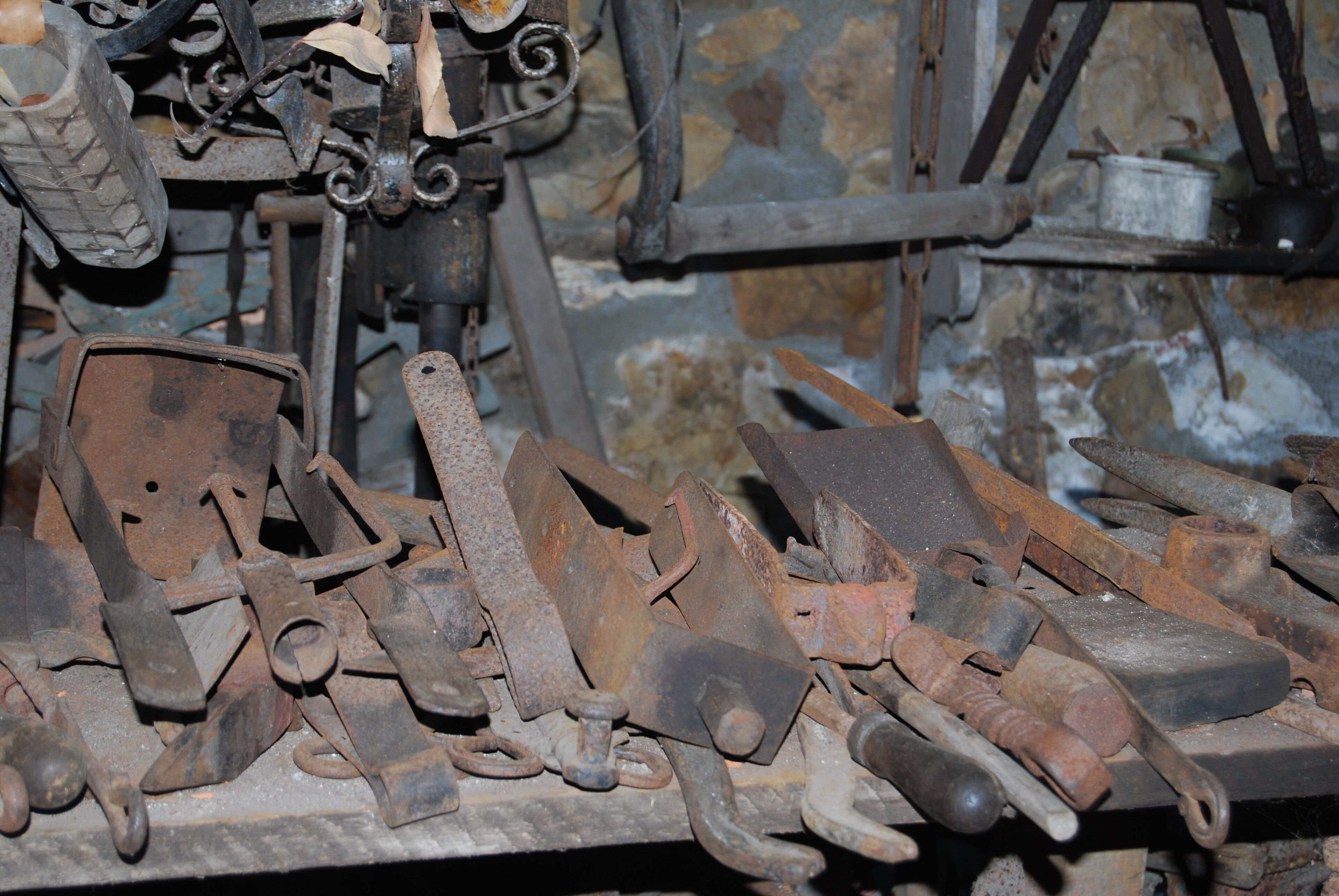 Un ensemble d’outils et de pièces de machines métalliques rouillées.