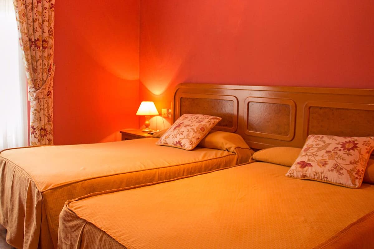 Cofres nos quartos, escrivaninha, cortinas blackout, berços grátis