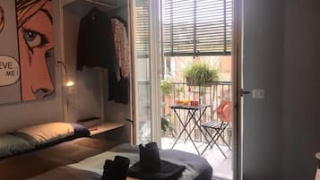 Studio, balcon (Blue) | Salle de séjour | Télévision à écran plat de 32 pouces avec chaînes par câble, télévision
