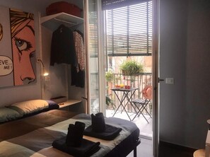 Studio, Balkon (Blue) | Wohnzimmer | 32-Zoll-Flachbildfernseher mit Kabelempfang, Fernseher
