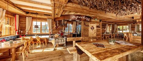 Déjeuner et dîner servis sur place, spécialités Cuisine régionale