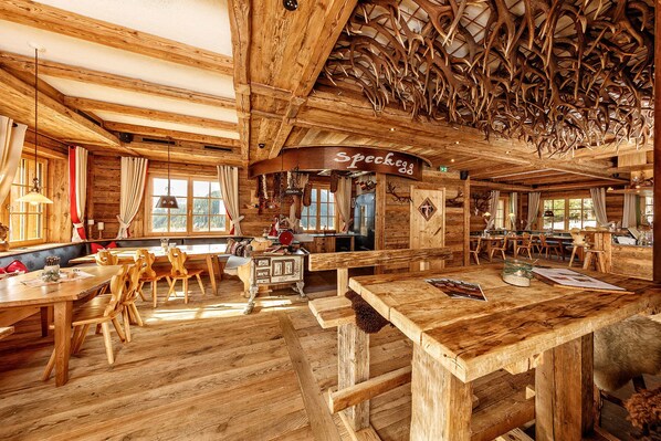 Se sirven almuerzos y cenas, cocina regional