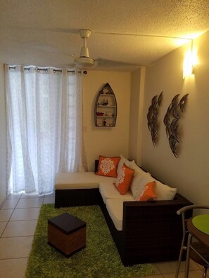 ดีลักซ์อพาร์ทเมนท์, 1 ห้องนอน, ใช้สระว่ายน้ำได้ | บริเวณนั่งเล่น | ทีวีจอแบน