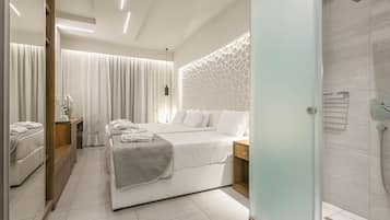 Deluxe Triple Room | Living area | Flat-screen TV