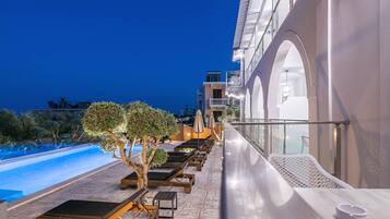 Seasonal outdoor pool, open 8:00 AM to 7:00 PM, pool umbrellas