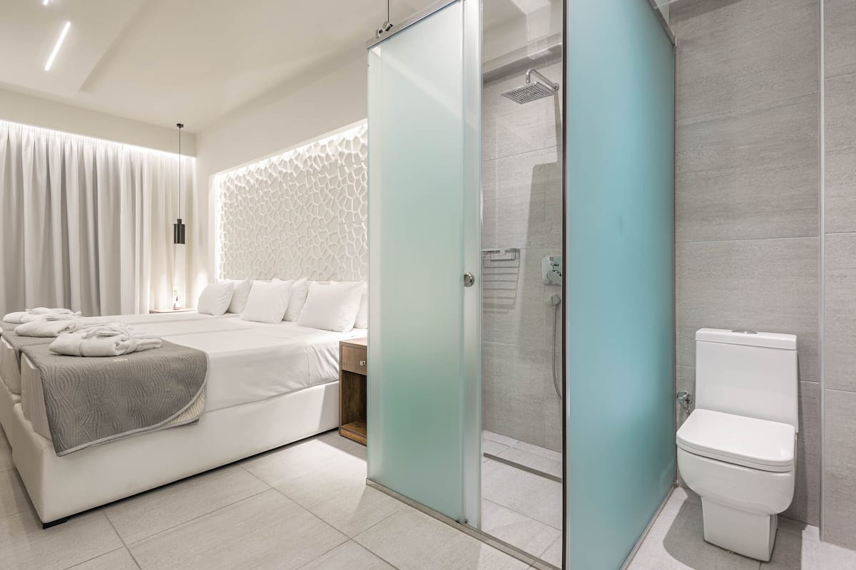 deluxe triple room | in-room safe, iron/ironing board, free wifi, bed sheets