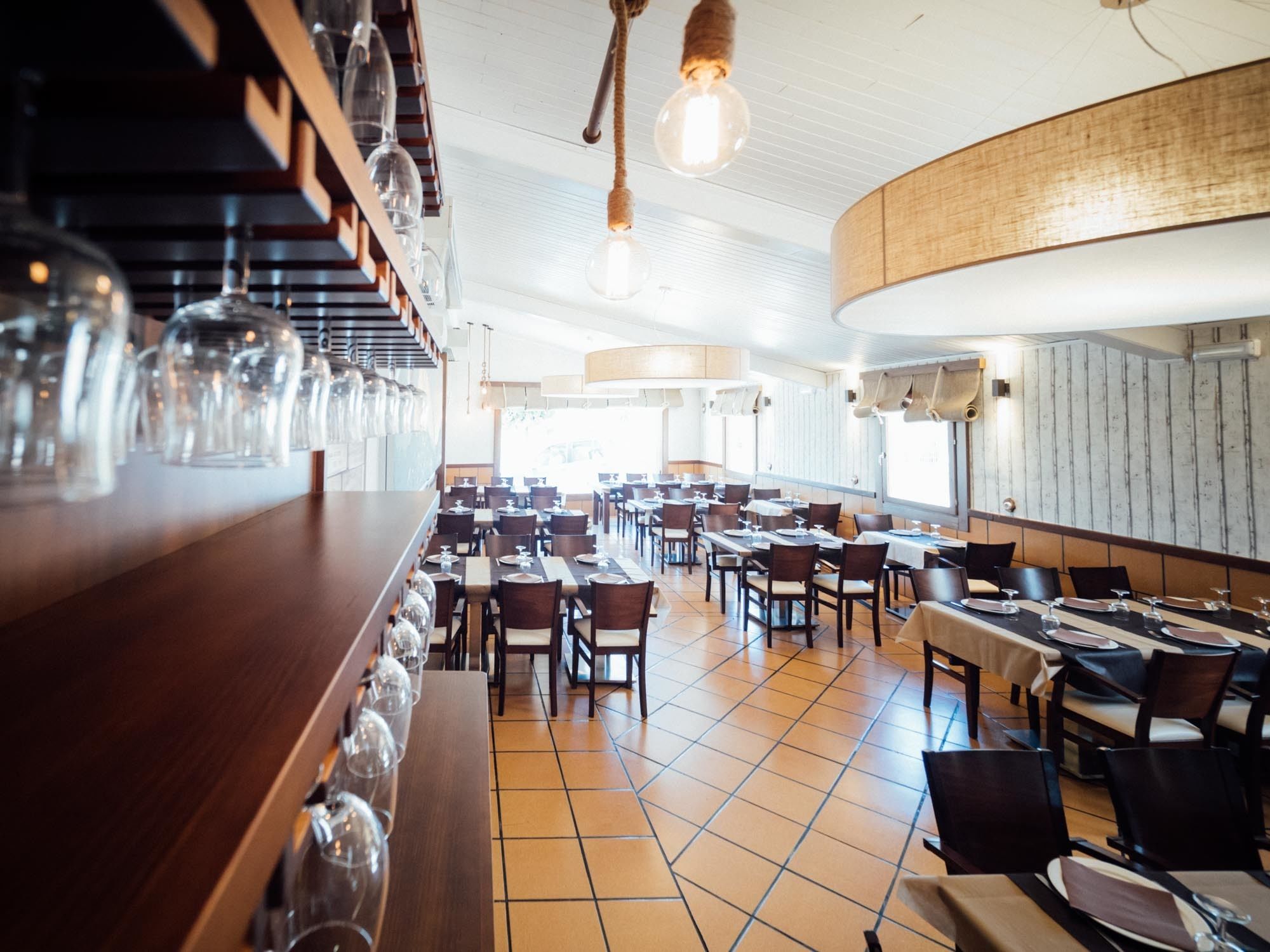 Serveert ontbijt, lunch, diner, lokale gerechten 