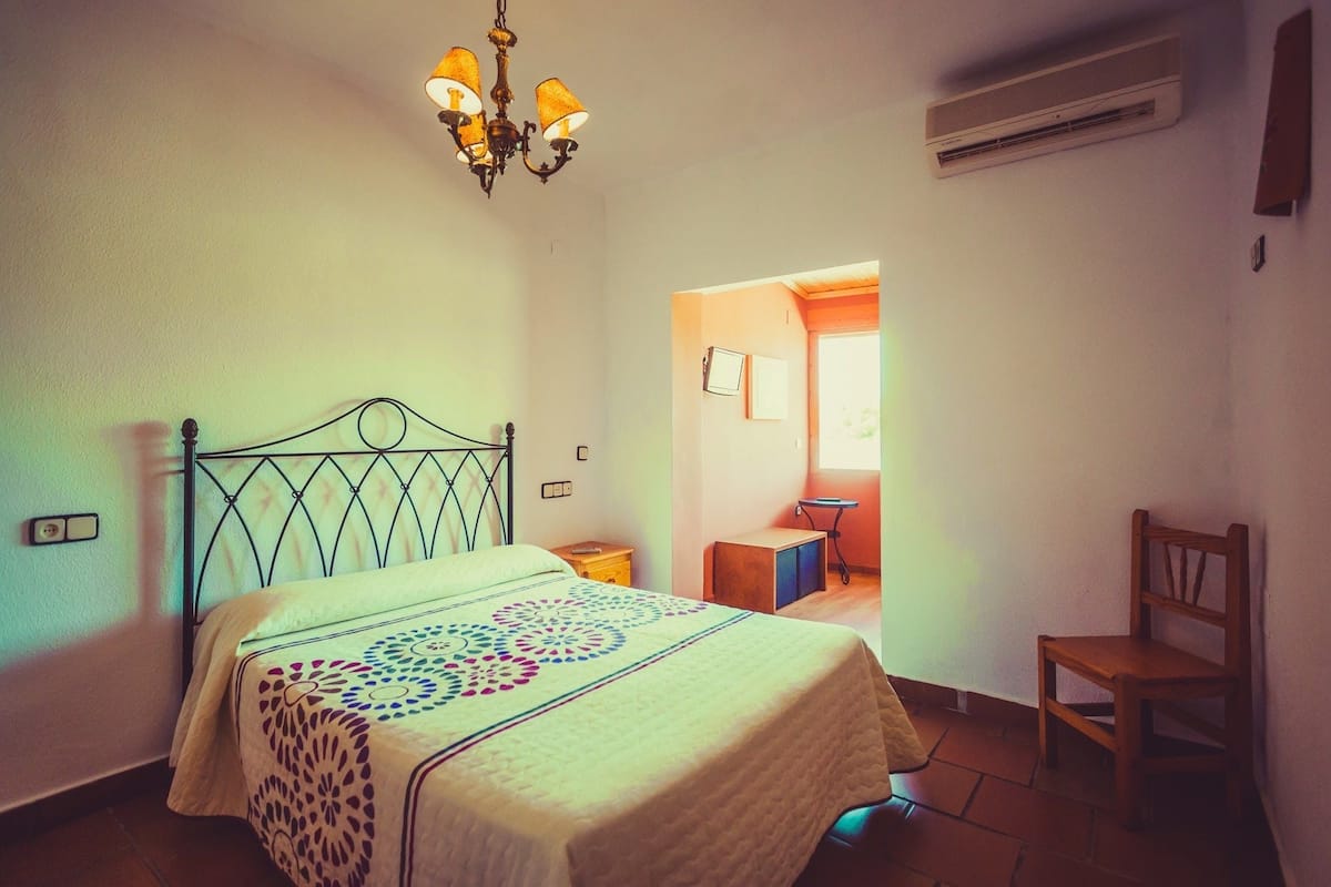 Cortinas blackout, wifi gratis y ropa de cama
