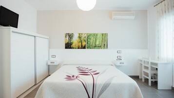 Habitación básica doble | Cortinas opacas, wifi gratis, ropa de cama