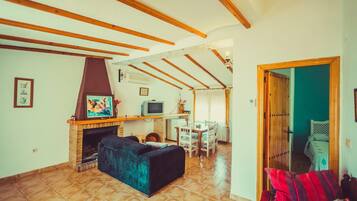 Appartement, 3 slaapkamers | Woonkamer | Een flatscreentelevisie