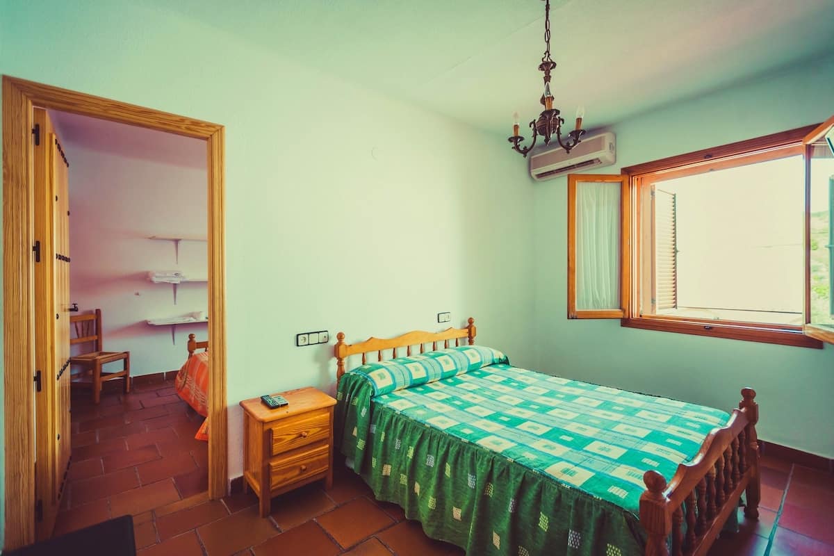 Cortinas blackout, wifi gratis y ropa de cama