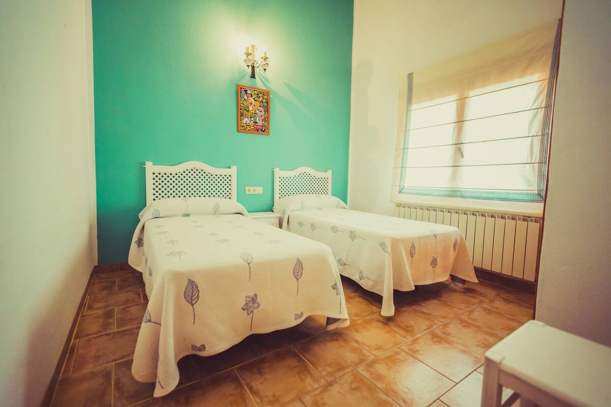 Twin kamer | Verduisterende gordijnen, gratis wifi, beddengoed