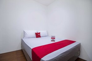 Desk, blackout drapes, free WiFi - RedDoorz Plus near Plaza Indonesia (Jakarta)