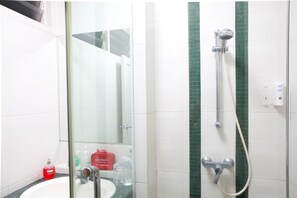 Shower, free toiletries