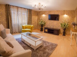 Deluxe Apartment, 1 Bedroom | Living room | Flat-screen TV