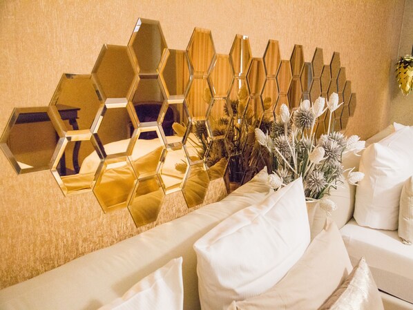 Deluxe Apartment, 1 Bedroom | 1 bedroom, iron/ironing board, cots/infant beds, rollaway beds