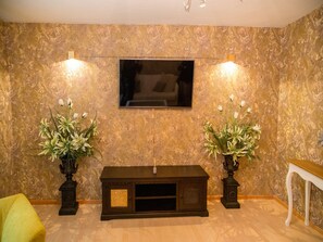 Deluxe Apartment, 1 Bedroom | Living room