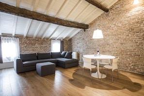 Superior-Apartment | Wohnbereich | Fernseher