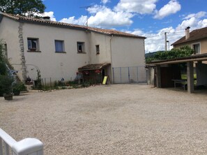 Vista frontal de la propiedad
