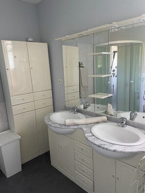 Habitación estándar doble | Baño | Ducha y secador de pelo