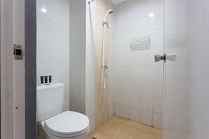 Double Room | Bathroom | Shower, free toiletries, hair dryer, towels
