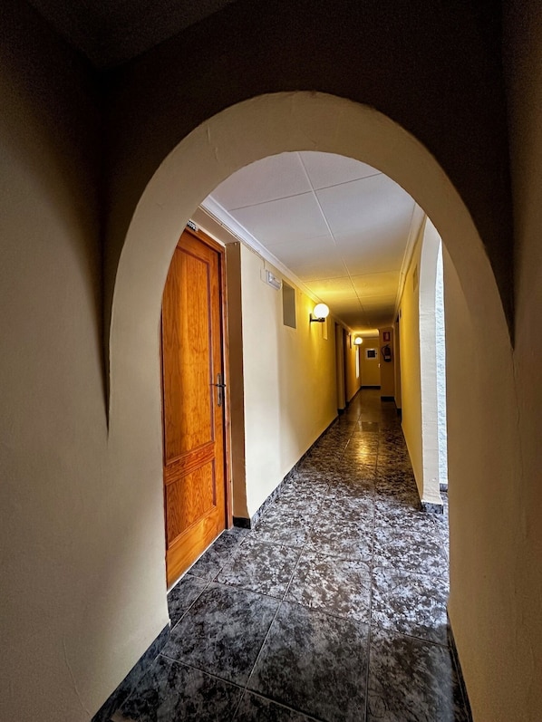 Chambre double | Ameublement unique, rideaux dâobscurcissement, literie fournie