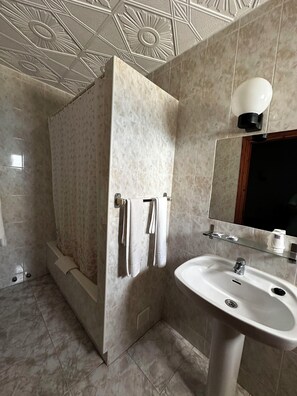 Bañera, artículos de higiene personal gratuitos y secador de pelo