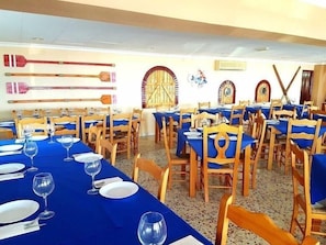 Déjeuner, dßner et souper servis sur place, vue sur la mer