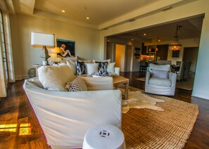 Condo de lujo, 3 habitaciones, vista al patio, en el área del patio | Área de sala de estar | Televisión de pantalla plana 