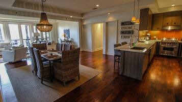 Condo de lujo, 3 habitaciones, vista al patio, en el área del patio | Área de sala de estar | Televisión de pantalla plana