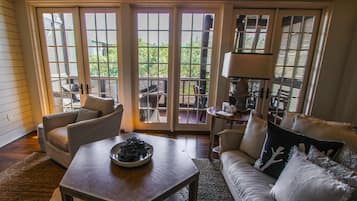 Condo de lujo, 3 habitaciones, vista al patio, en el área del patio | Área de sala de estar | Televisión de pantalla plana