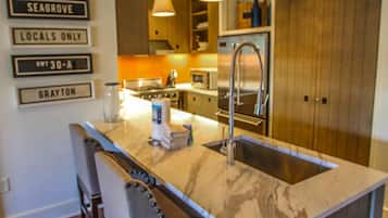 Condo de lujo, 3 habitaciones, vista al patio, en el área del patio | Cocina privada | Refrigerador, microondas, cafetera y tetera y utensilios de cocina