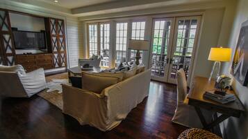 Condo de lujo, 3 habitaciones, vista al patio, en el área del patio | Área de sala de estar | Televisión de pantalla plana