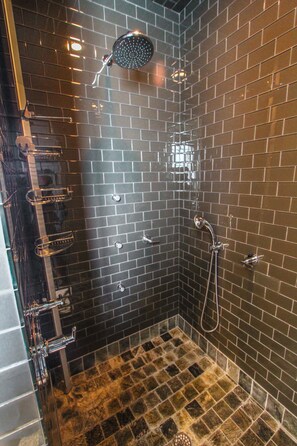 Luxury Condo, 3 Bedrooms, Courtyard View, Courtyard Area | Bathroom | Combined shower/tub, free toiletries, towels