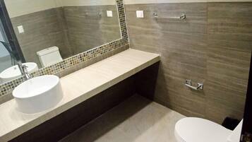 Shower, free toiletries, towels