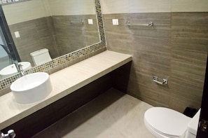 Shower, free toiletries, towels