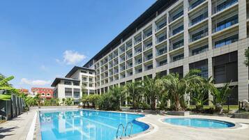 Piscina externa sazonal, funciona das 8h às 22h, guarda-sóis