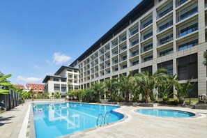 季節性室外游泳池，開放時間為 08:00 至 22:00，提供泳池遮陽傘和救生員