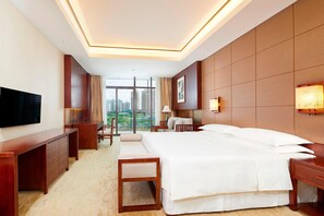 Deluxe Room, 1 King Bed, Balcony | Premium bedding, down comforters, minibar, in-room safe - Four Points By Sheraton Danzhou (Danzhou)