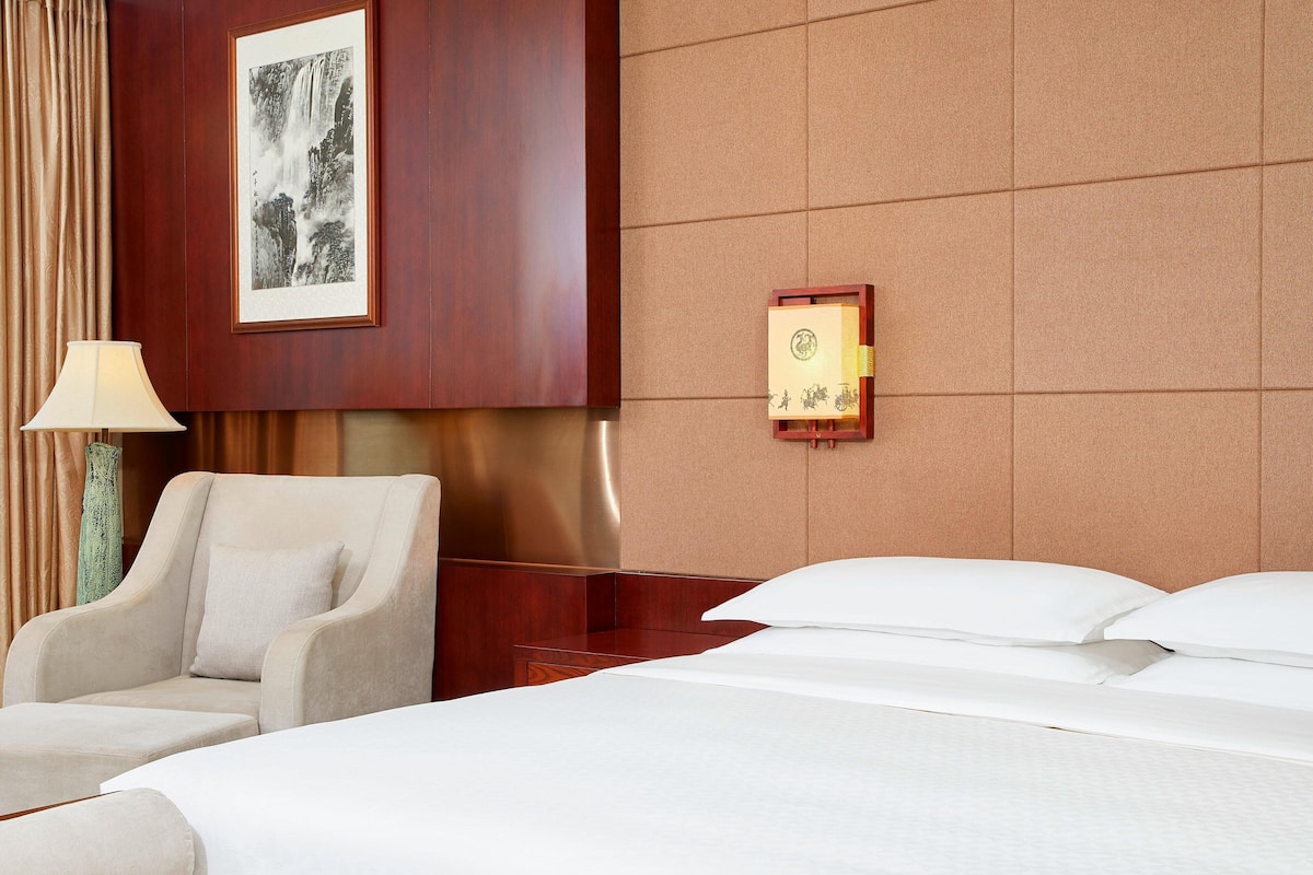 Superior Room, 1 King Bed, Balcony | Premium bedding, down duvets, minibar, in-room safe