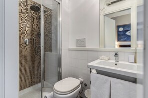 A bathroom with a shower, toilet, and sink. - Guest House Cavour 278 (Rome)