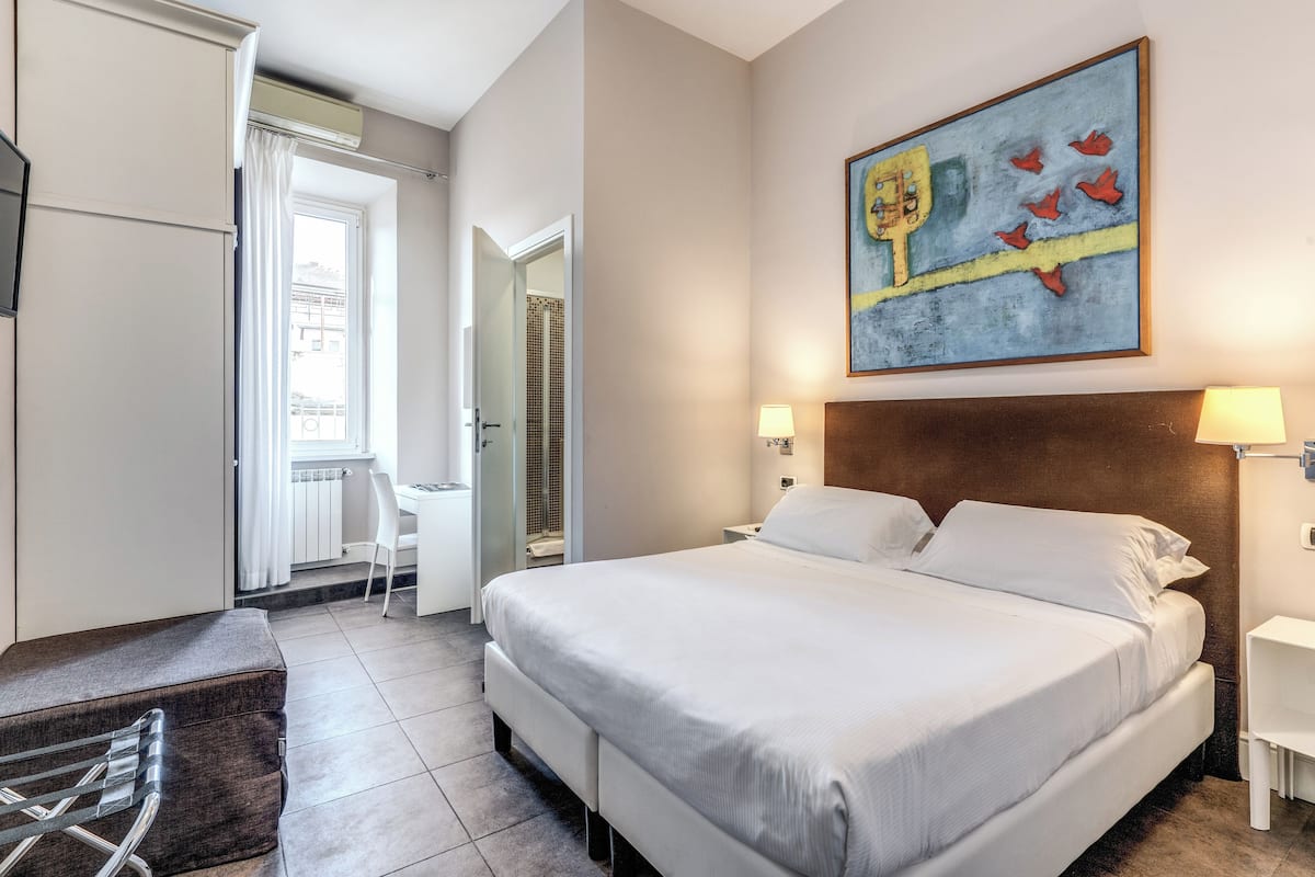 Standaard tweepersoonskamer | Luxe beddengoed, donzen dekbedden, een bureau, een laptopwerkplek