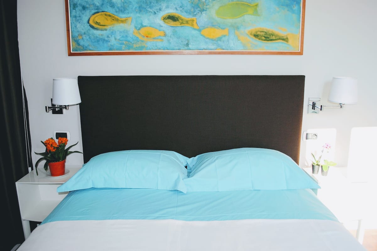 Luxe beddengoed, donzen dekbedden, een bureau, een laptopwerkplek