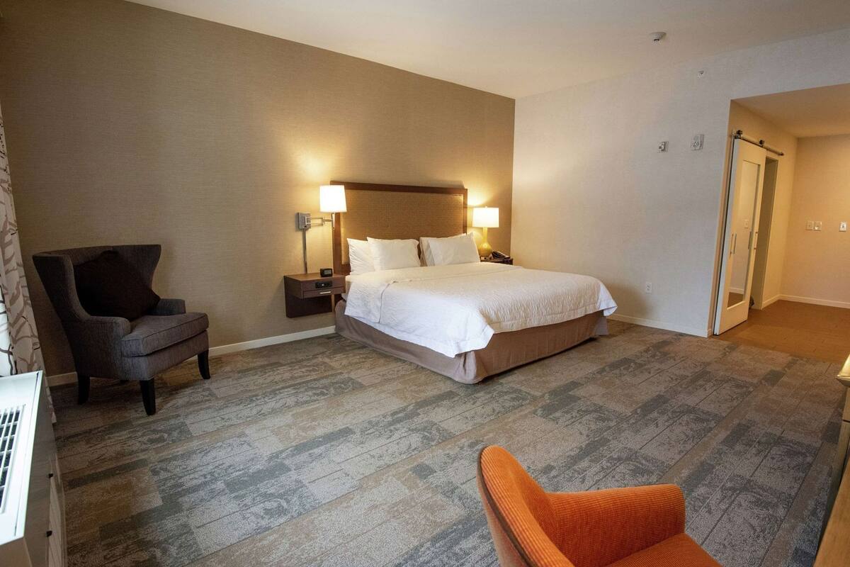 Premium bedding, in-room safe, desk, blackout drapes