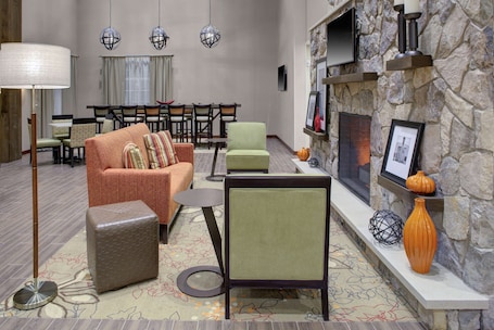 Lobby. Hampton Inn and Suites Manchester