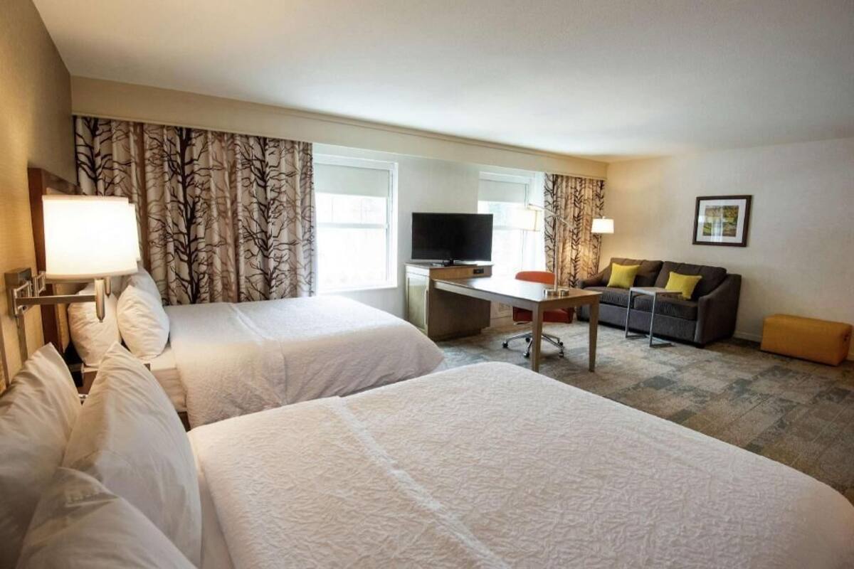 Premium bedding, in-room safe, desk, blackout drapes