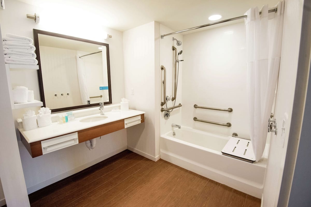 Amenidades de baño gratuitas, secadora de cabello, toallas